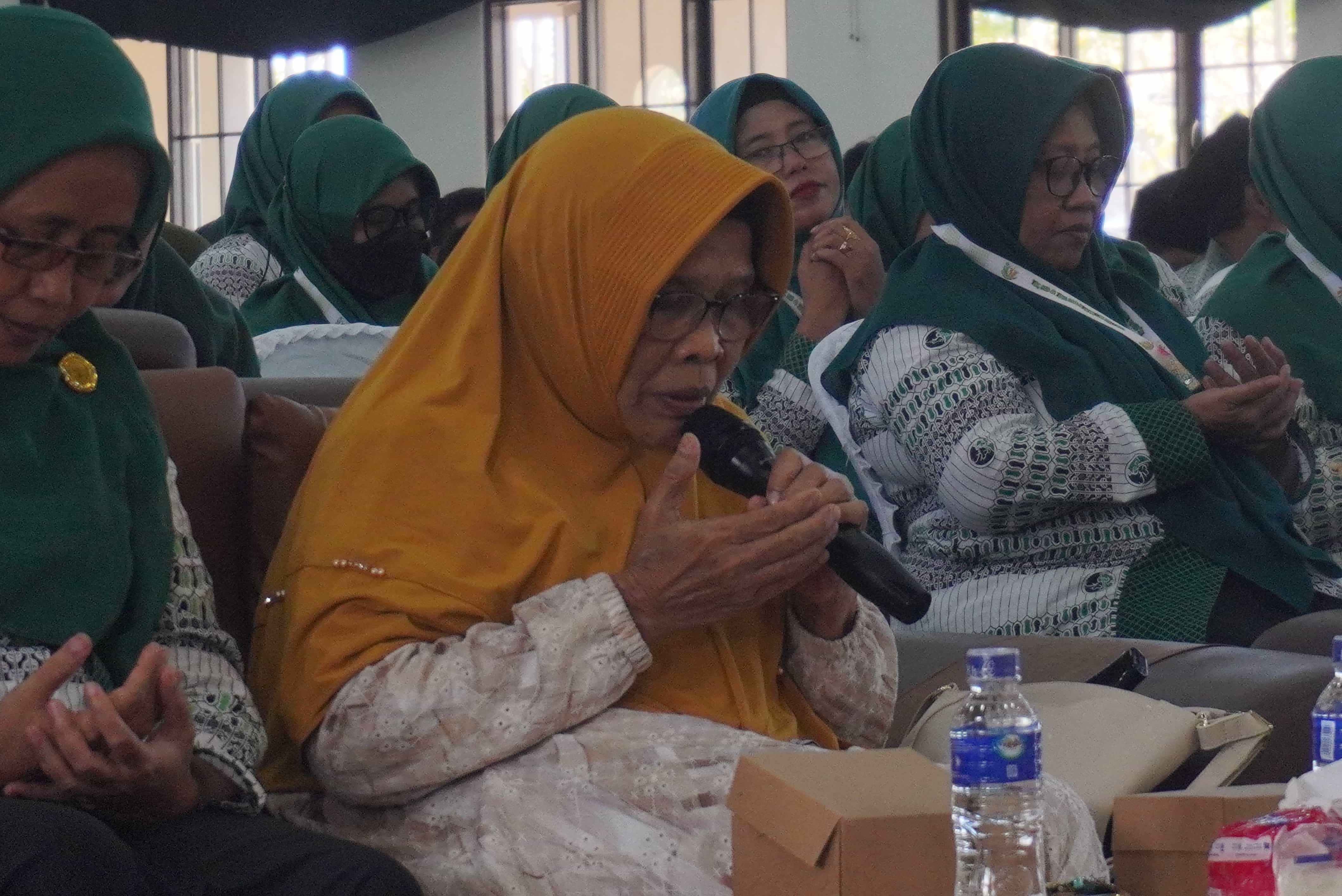 Ibu Nyai Mas'adah (Pengaasuh Pondok Pesantren Al Hidayah Kroya)